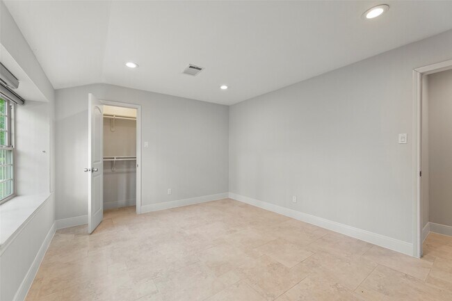 Building Photo - 14115 River Forest Dr