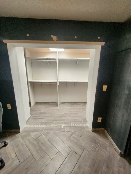 Building Photo - 5536 Longview Dr
