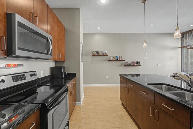 Building Photo - 437 Monroe Ave