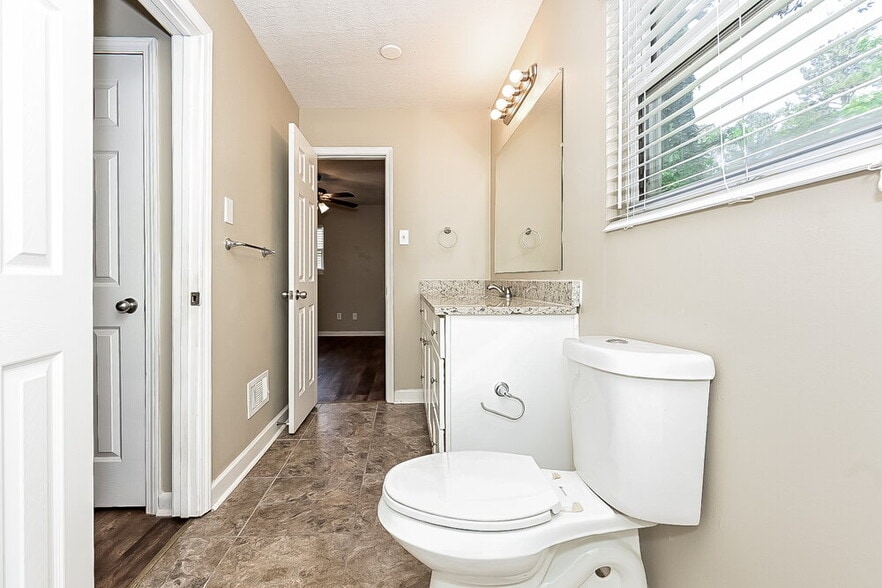 Building Photo - 694 Dixon Rd