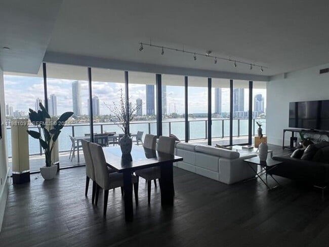 Building Photo - 5500 Island Estates Dr