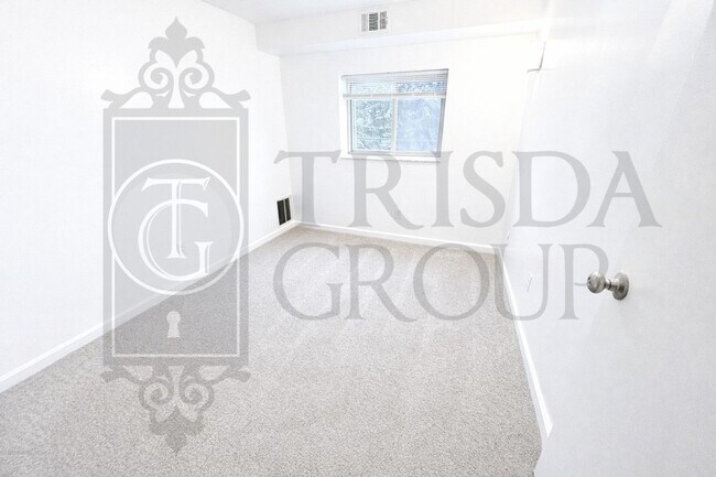 Building Photo - Move In Ready! North Hills School District, Parking, Updated 2 BR, Quartz Countertops, AC, Laundr...