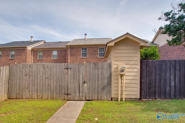 Building Photo - 1008 Heatherwood Dr SE