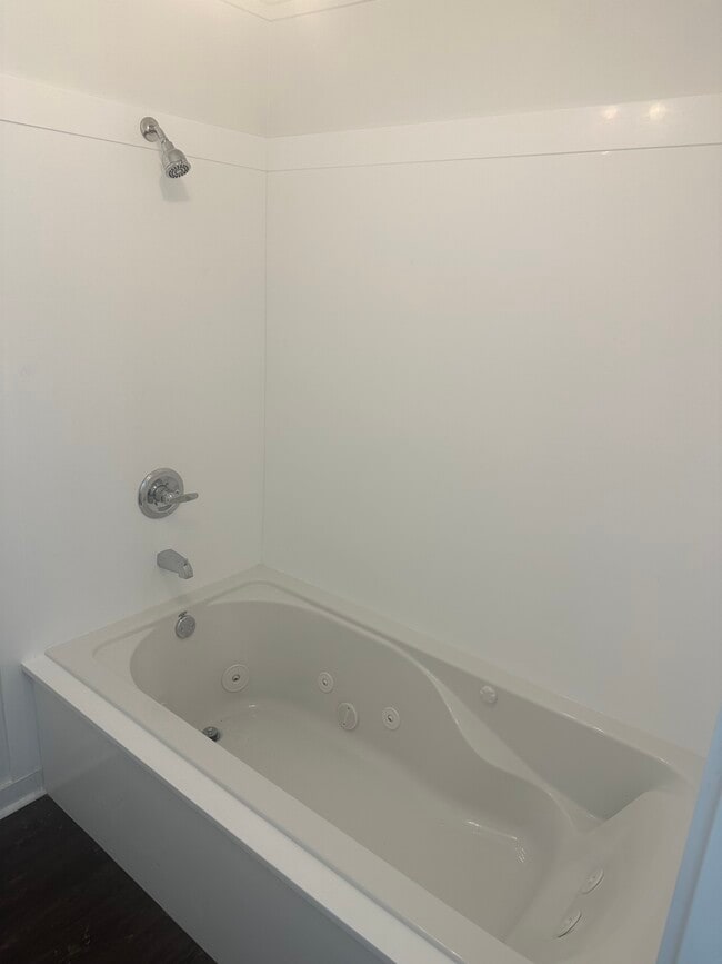 Building Photo - 221 Belaire Dr