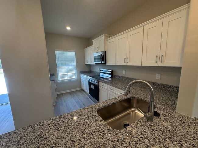 Building Photo - 4 Bed 3 Bath Townhome Near The Heart Of Shelbyville
