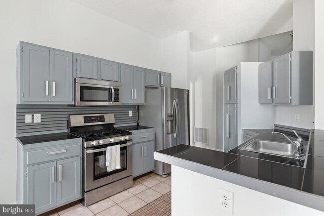 Building Photo - 5033 Beech Ct