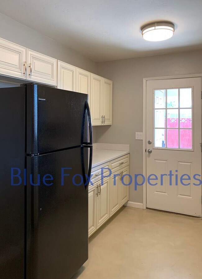 Building Photo - 602 N Palo Verde Blvd