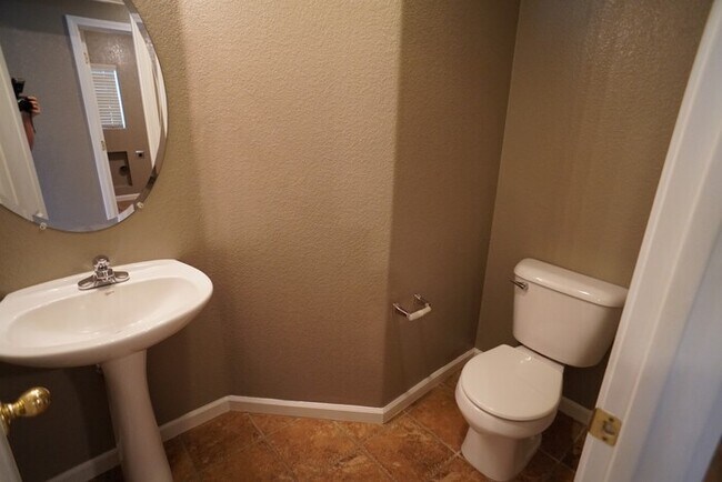 Building Photo - Spacious 4 bedroom 2.5 bathroom in Lincoln Crossing!