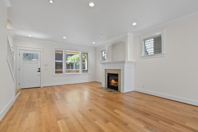 Building Photo - 3Bd/3Ba Seattle Townhouse