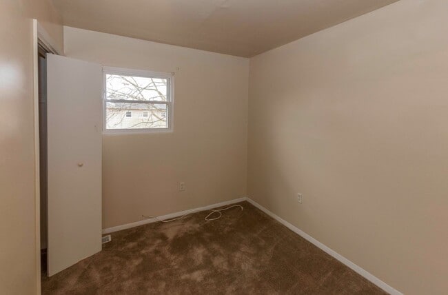 Building Photo - 3 BR TH in Olde Forge