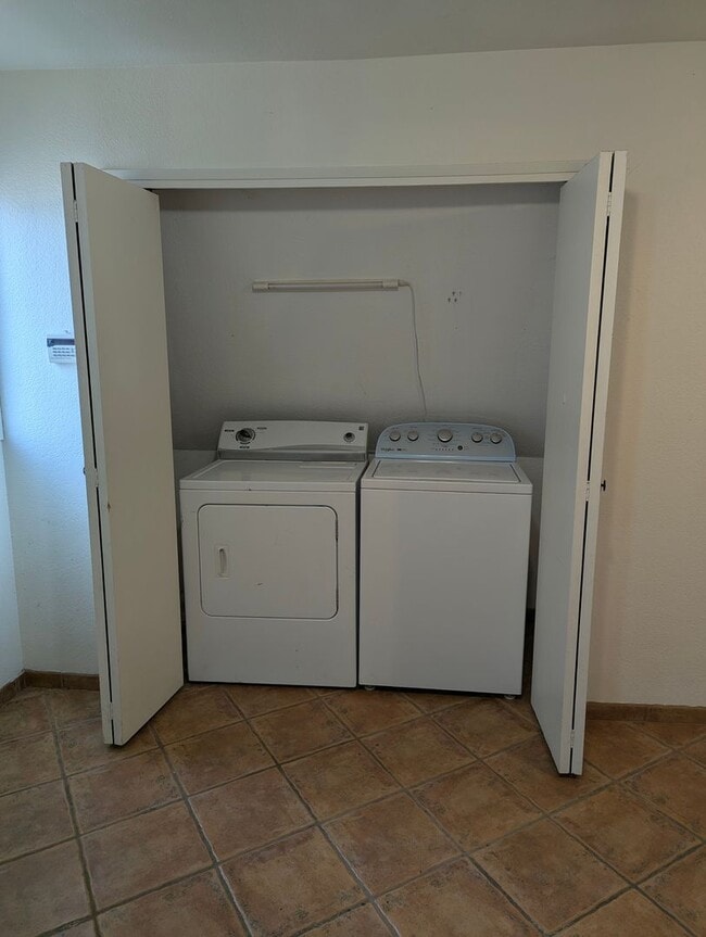 Building Photo - Spacious 2 story home located in West Golden Hills