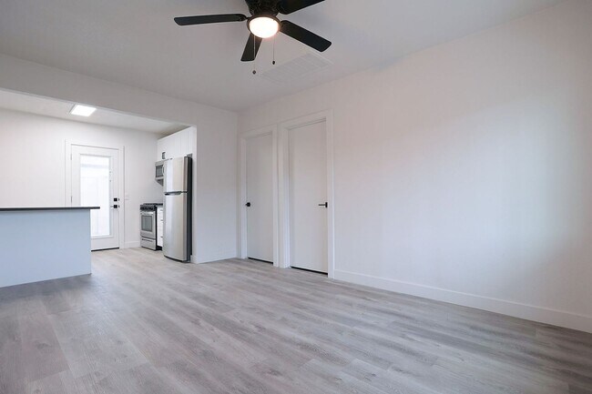 Building Photo - 833 E Turney Ave