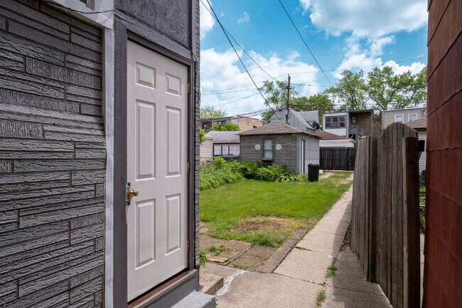 Building Photo - Beautiful 4 Bed 2 Bath home in the heart of Irving Park!