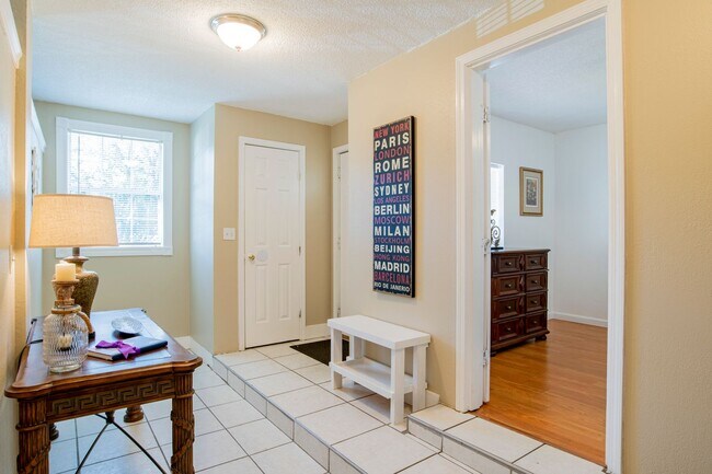 Building Photo - Bright & Comfortable 3 Bed/2.5 Bath Pensac...