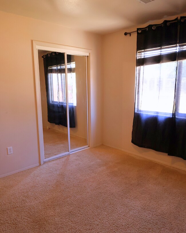 Building Photo - 4 Bedroom 2 Bath House for Rent in Northwe...