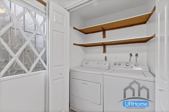 Building Photo - First Month FREE! Spacious 2BD/1.5BA Townhome in SE Portland - Move-In Ready