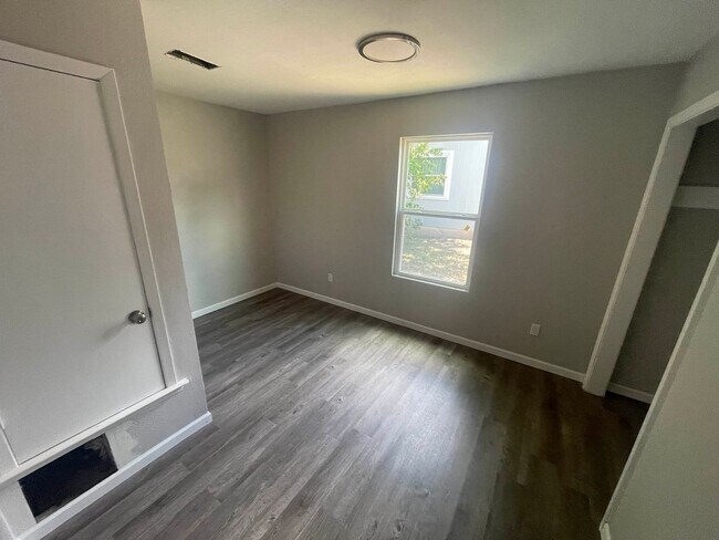 Building Photo - Spacious 5-Bedroom Home in a Great Neighbo...