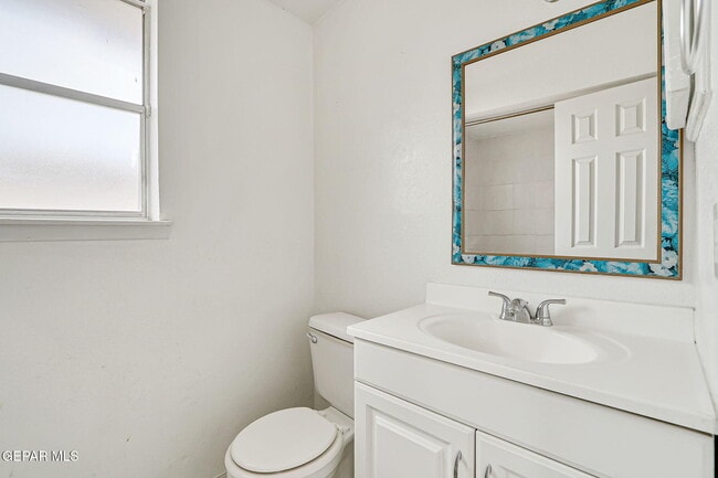 Building Photo - 3229 E Glen Dr