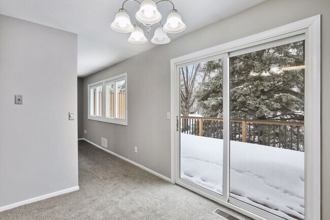 Building Photo - Lovely 4BR 2BA Townhome in Coon Rapids