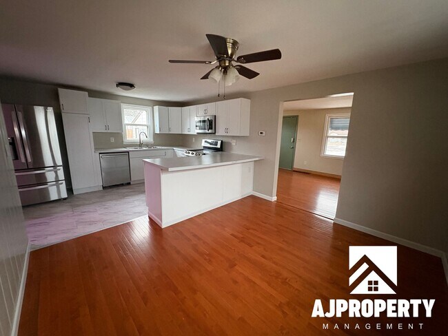 Building Photo - 1925 S Lake Ave