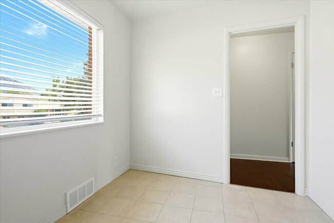 Building Photo - 3036 Sequoia Dr