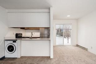 Building Photo - Peaks at Ellis View