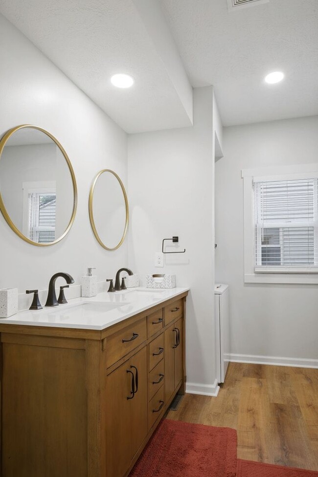 Building Photo - 3BR Aksarben- walking distance UNO, Availa...
