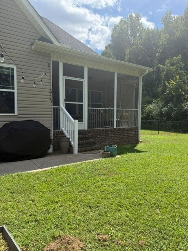 Building Photo - 207 Waverly Dr