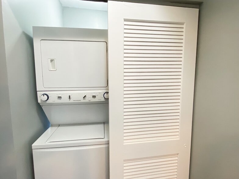 Washer-Dryer - 7815 S Kingston Ave