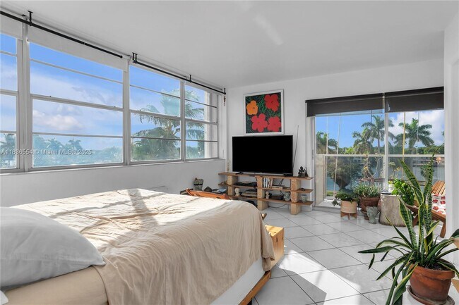 Building Photo - 5313 Collins Ave