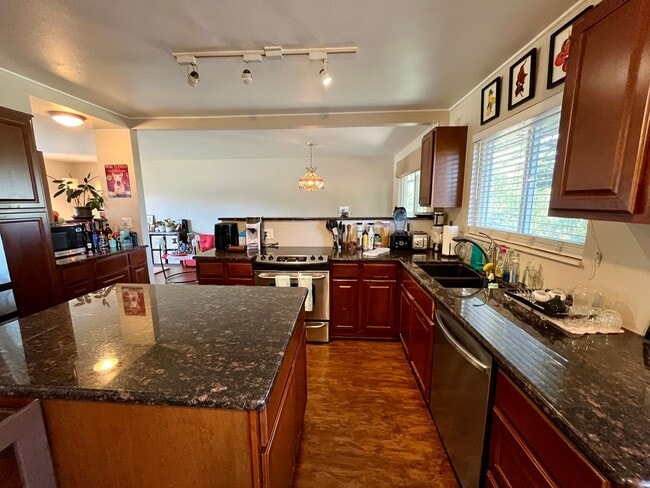 Building Photo - Beautiful 4 bed 2.5 bath in Hampden neighborhood!