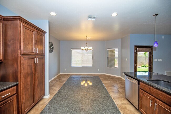 Building Photo - Spectacular open floor plan home!