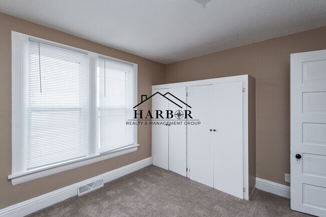 Building Photo - Remodeled 2 Bedroom Main Level Apartment