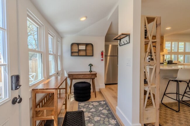 Building Photo - 30 Day Minimum Furnished Rental-Downtown TC!