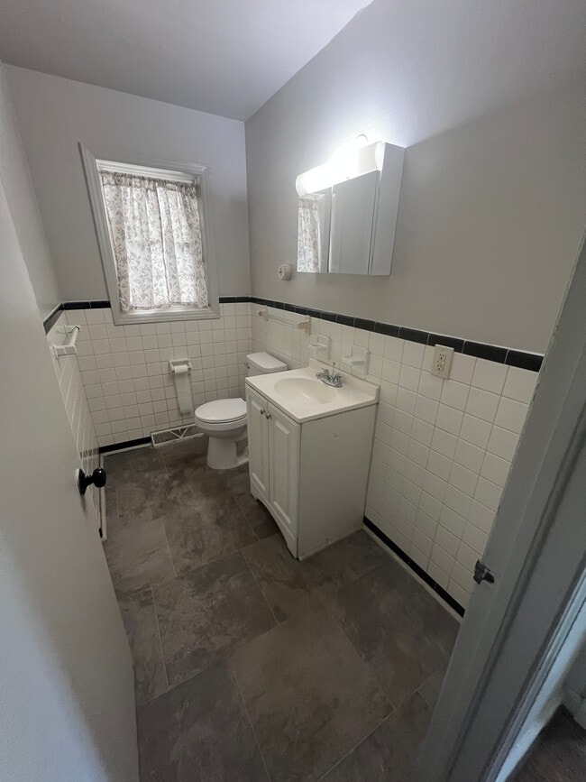 Building Photo - Room in House on Beck St