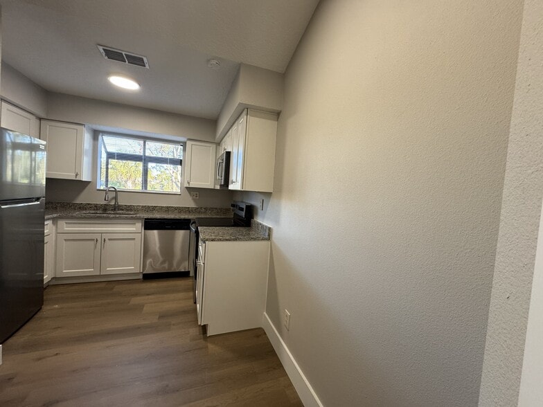 Kitchen - 198 White Fawn Dr