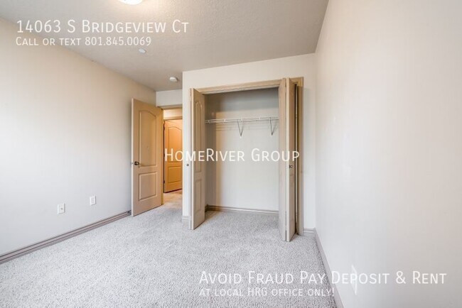 Building Photo - Awesome 3 Bed 2 Bath Townhome!