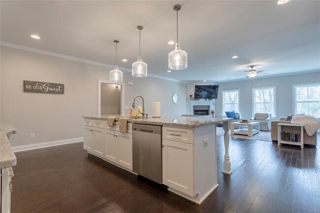 Building Photo - 357 Sydney Dr S