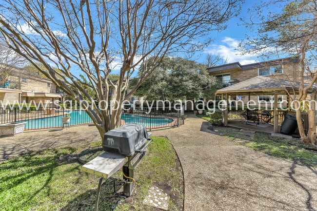 Building Photo - 7906 Royal Ln