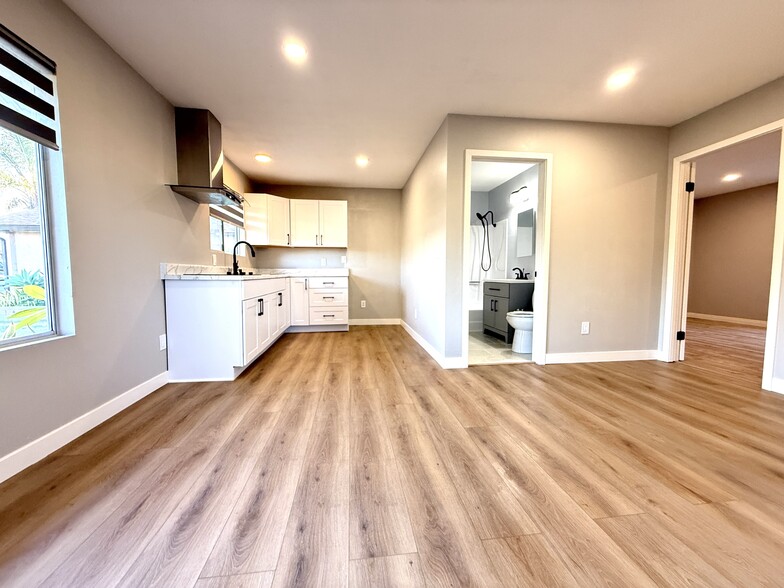 Building Photo - 6186 Daisy Pl