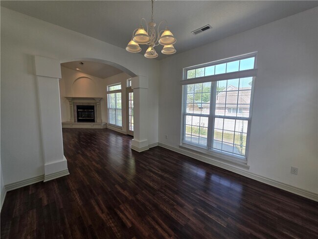 Building Photo - 302 Cross Creek Dr