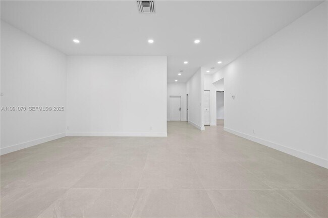 Building Photo - 1041 W Lakewood Rd