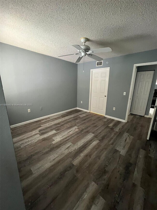 Building Photo - 2427 Centergate Dr
