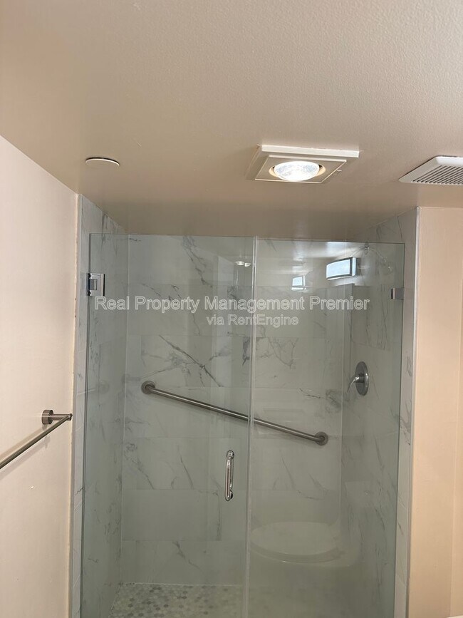 Building Photo - 1100 St Charles Pl