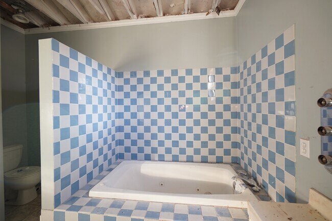 Building Photo - 606 W Tunstall St