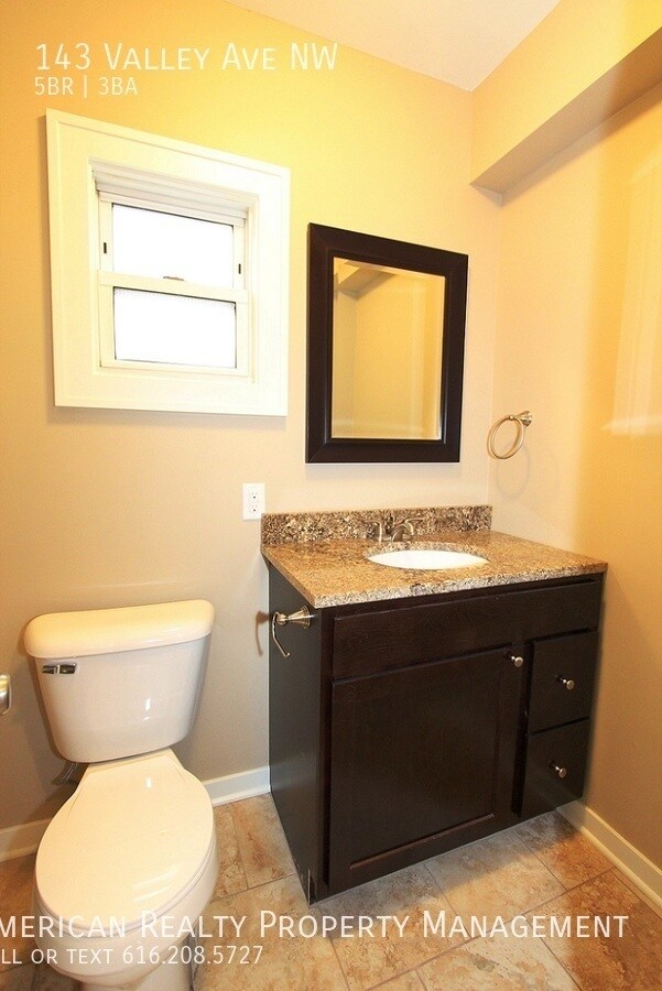 Building Photo - 143 Valley Ave NW