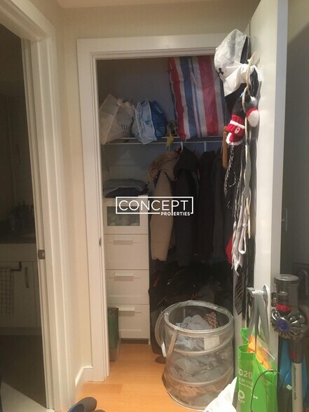 Building Photo - 601 Albany St