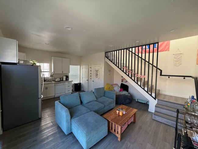 Building Photo - 4 Bed/2 Bath on Mary Lane! (Lease out, pen...