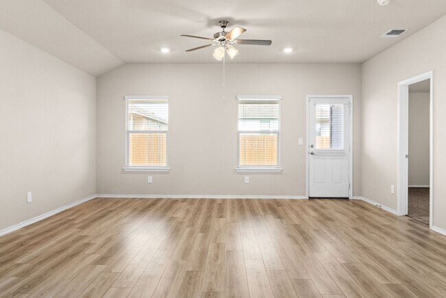 Building Photo - 4 bedroom 2 bath in Creekside Hills with Pool Access