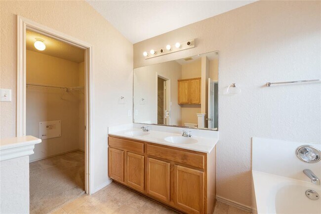 Building Photo - 1613 Darjeeling Dr